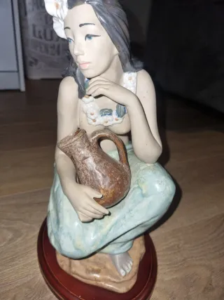 Figura Lladro Mujer Hawaiana