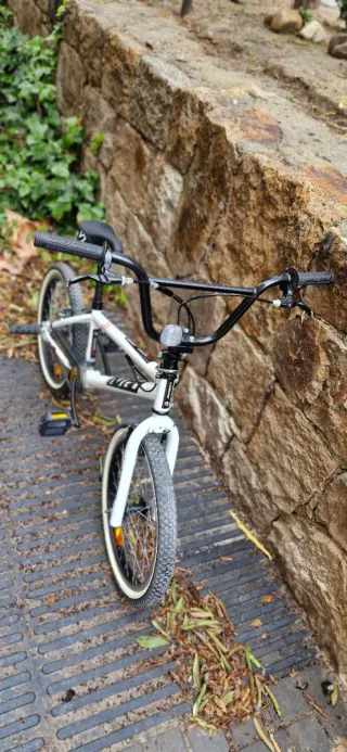 Bicicleta BMX infantil blanca..