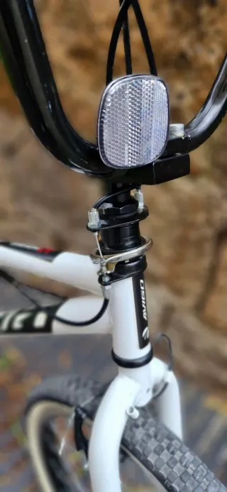 Bicicleta BMX infantil blanca..