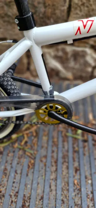 Bicicleta BMX infantil blanca..