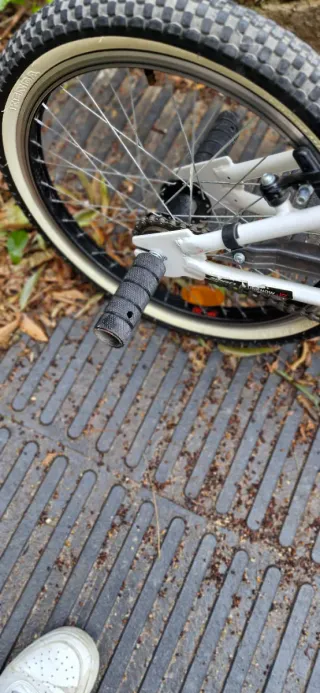 Bicicleta BMX infantil blanca..