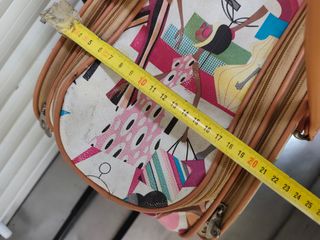 Maleta elegante con estampado de figuras