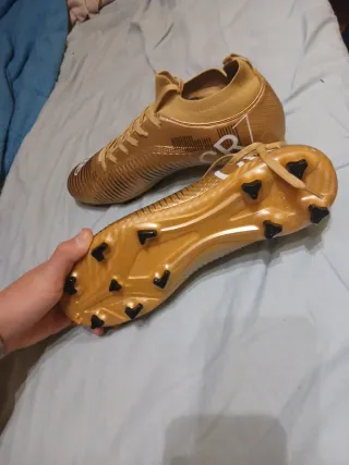 Botas de fútbol doradas Talla 44