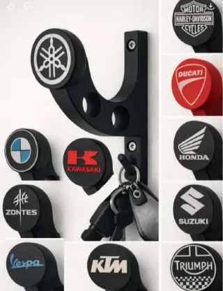 Soporte para llaves y casco con logos