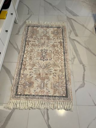 Alfombra de tela beige y marrón