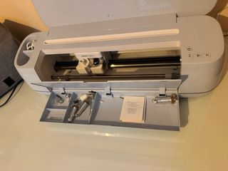 Cricut Maker 3 con accesorios y cuchillas