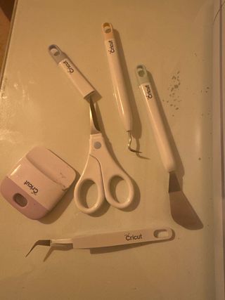 Cricut Maker 3 con accesorios y cuchillas