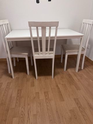 Mesa de comedor blanca