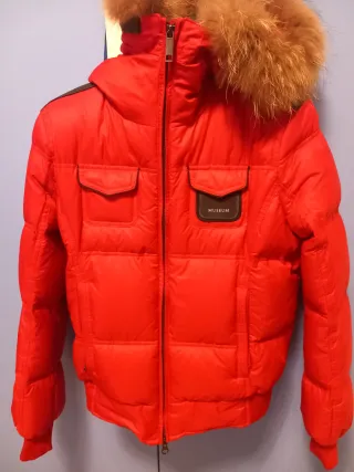 Piumino rosso con cappuccio e pelliccia
