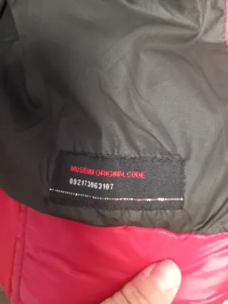 Piumino rosso con cappuccio e pelliccia