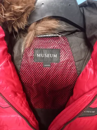 Piumino rosso con cappuccio e pelliccia