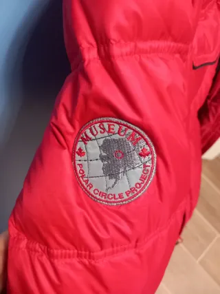 Piumino rosso con cappuccio e pelliccia