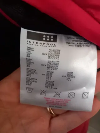 Piumino rosso con cappuccio e pelliccia