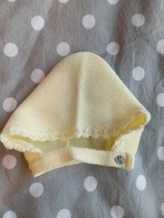 Gorro de bebé tejido amarillo
