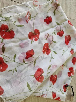 Fular blanco con flores rojas