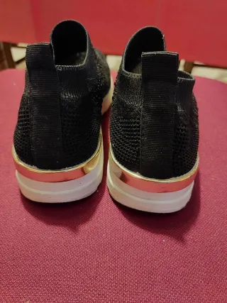 Scarpe donna nere con dettagli oro