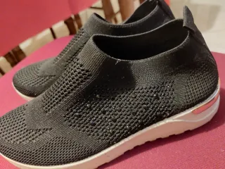 Scarpe donna nere con dettagli oro