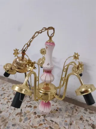 Lámpara colgante dorada y rosa