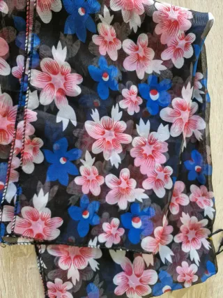 Fular estampado flores negro