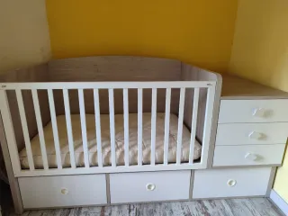 Cuna combertible habitación infantil.