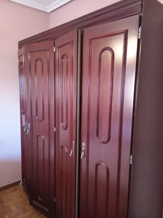 Armario de madera marrón