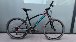 Bicicleta BTWIN MTB Negra y Rosa