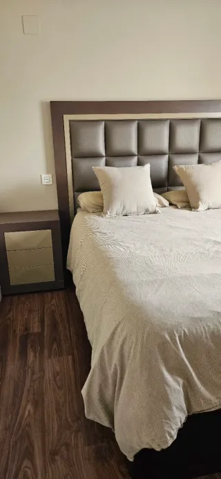 Mesitas de noche de madera beige y marrón