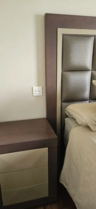 Mesitas de noche de madera beige y marrón