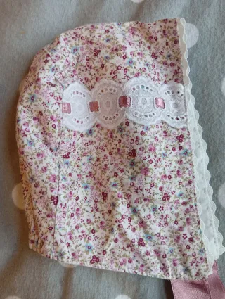 Gorro de bebé floral con encaje