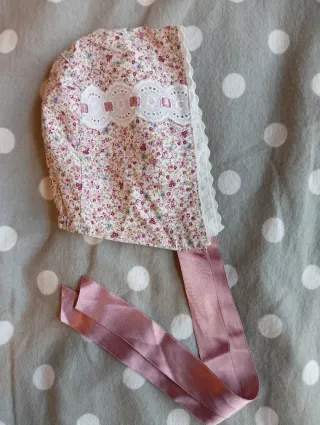 Gorro de bebé floral con encaje