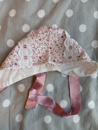 Gorro de bebé floral con encaje