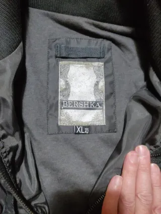 Cazadora negra con múltiples bolsillos