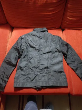 Cazadora negra con múltiples bolsillos