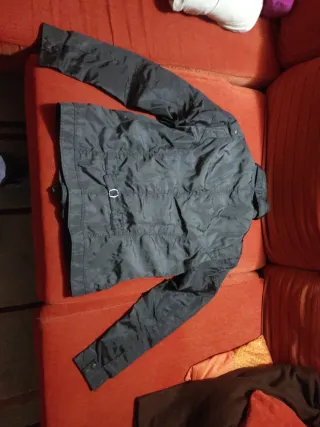 Cazadora negra con múltiples bolsillos