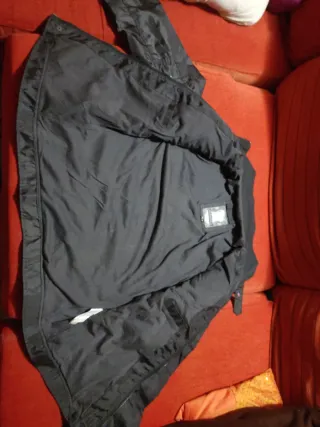 Cazadora negra con múltiples bolsillos