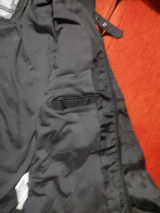 Cazadora negra con múltiples bolsillos