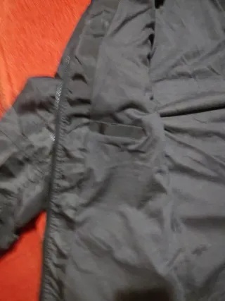 Cazadora negra con múltiples bolsillos