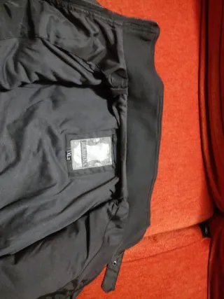 Cazadora negra con múltiples bolsillos