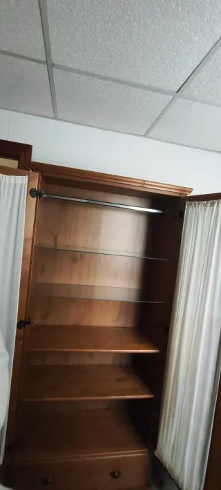 Vitrina de madera con puertas de cristal