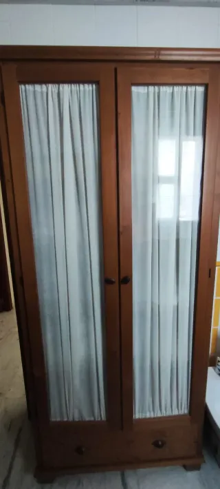 Vitrina de madera con puertas de cristal