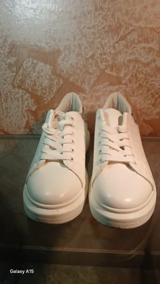 Sneakers bianche con dettagli glitter