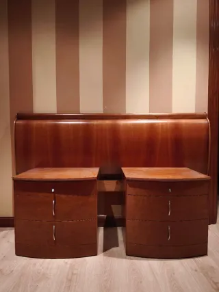 Mesillas de noche y cabecero de madera