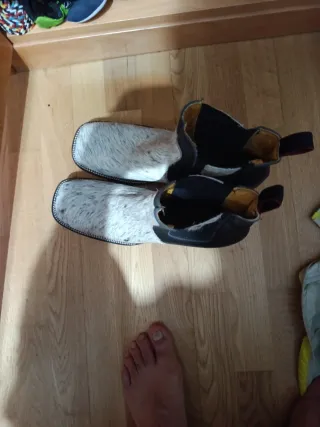 Botas de pelo grises y blancas