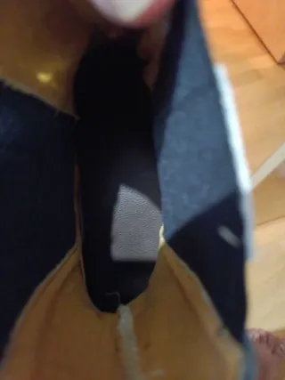 Botas de pelo grises y blancas