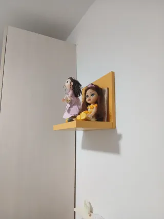 Habitación infantil con cama y cajones.