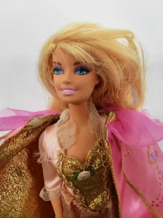 Barbie in abito dorato per feste
