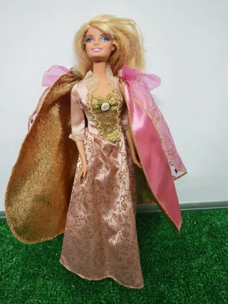 Barbie in abito dorato per feste