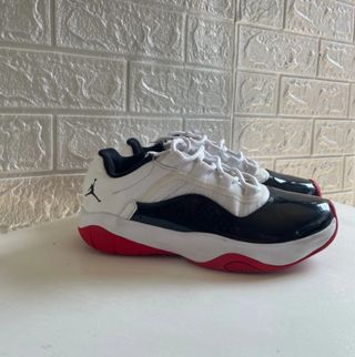 Zapatillas Jordan Blancas y Rojas