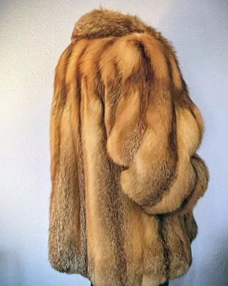 Chaquetón de piel marrón y naranja