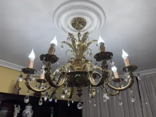 Lámpara de araña dorada con cristales